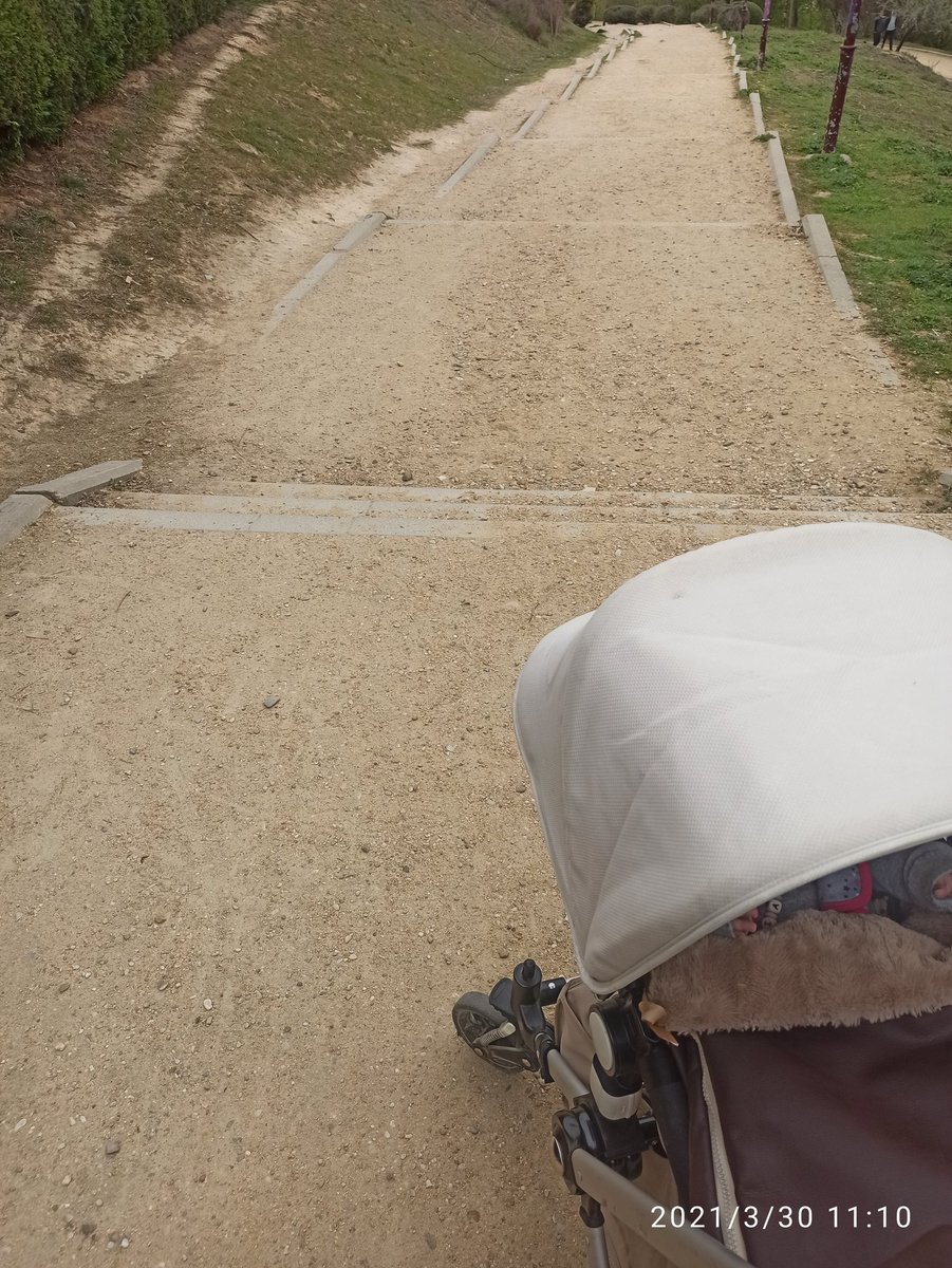 Ribiii8's tweet photo. ¿ Y ahora? ¿Por dónde paso? Los parques de Parquesol son un lugar ideal para andar al aire libre....siempre y cuando no vayas en silla de ruedas ni con carritos de bebé claro está!
Mucho carril bici pero... ¿ Para cuando accesibilidad para viandantes? @velezpsoe 
@oscar_puente_ https://t.co/PVOv1ypEiJ