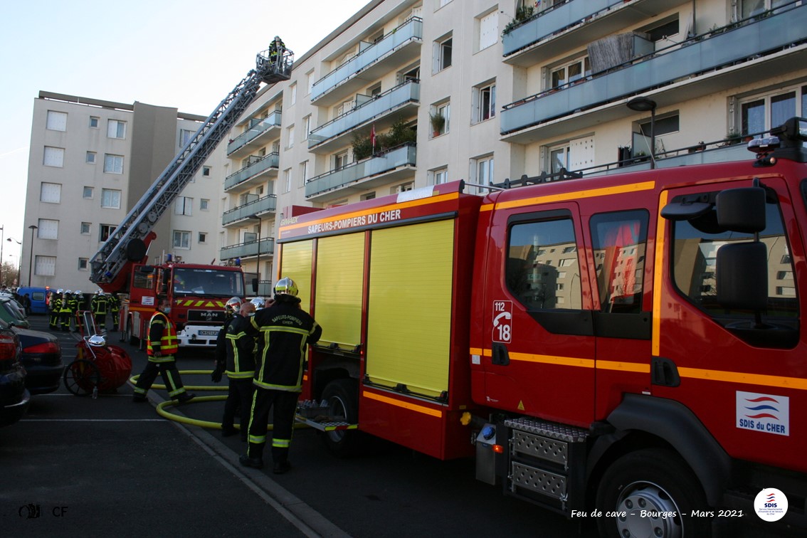 SDIS_18's tweet photo. Hier les #pompiers18 sont intervenus sur un 🔥de cave dans 1 bâtiment R+5-1 à #Bourges.

Après reconnaissance, aucune victime n’est à déplorer
Le 🔥 a été éteint au moyen d'1 LDJR

L’important dégagement de fumées dans les cages d’escaliers a nécessité une ventilation par les👩🏽‍🚒🧑🏽‍🚒 https://t.co/qesQPvGE1Y