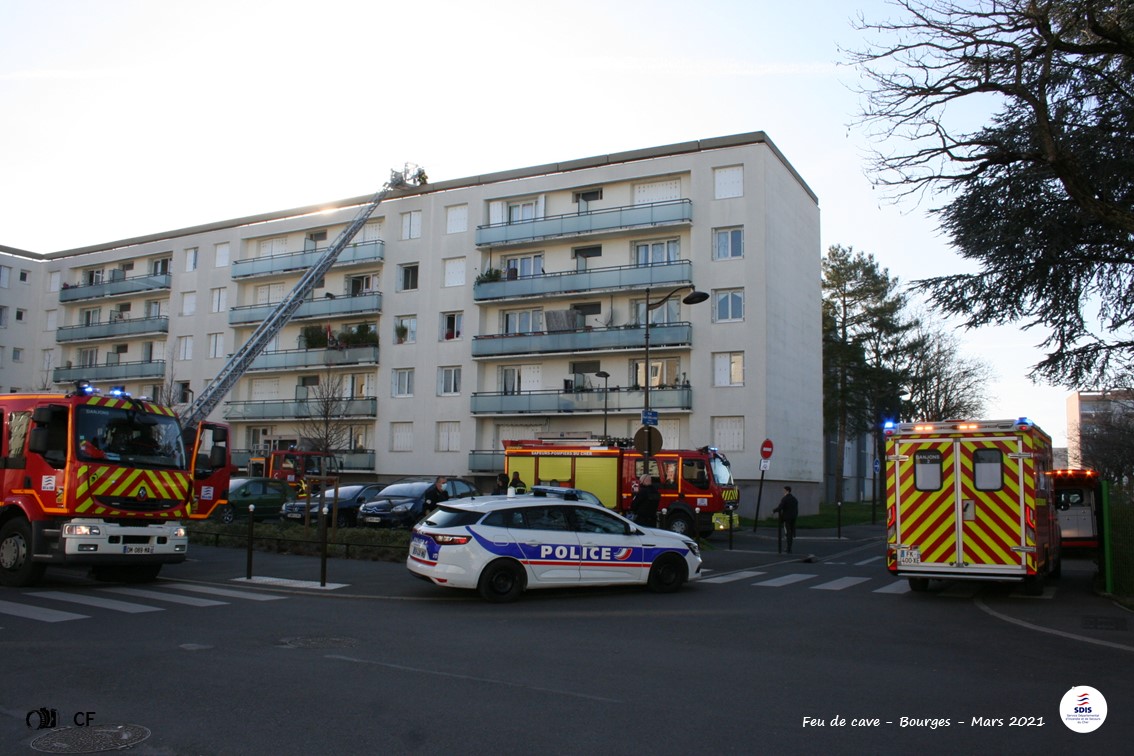 SDIS_18's tweet photo. Hier les #pompiers18 sont intervenus sur un 🔥de cave dans 1 bâtiment R+5-1 à #Bourges.

Après reconnaissance, aucune victime n’est à déplorer
Le 🔥 a été éteint au moyen d'1 LDJR

L’important dégagement de fumées dans les cages d’escaliers a nécessité une ventilation par les👩🏽‍🚒🧑🏽‍🚒 https://t.co/qesQPvGE1Y