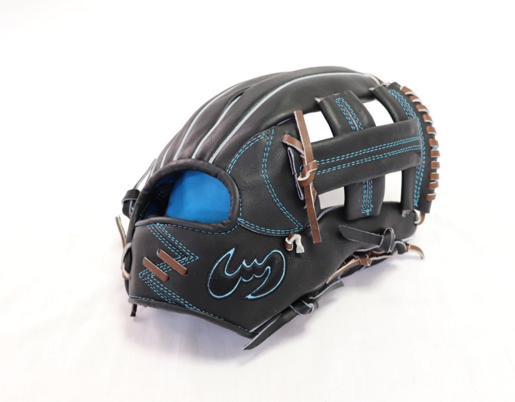 zeems59's tweet photo. 2021年限定グラブのご紹介！

CB型(内野手用中型)の軟式グラブです。

品　番:SV-523CBXN
本体カラー:ブラック
内裏革:サックス
レース:中白ブラウン
縫　糸:サックス
定　価:¥29700(税込)

近日発売予定です！

https://t.co/lAJ1Lgx6ai https://t.co/IrzjT94msR