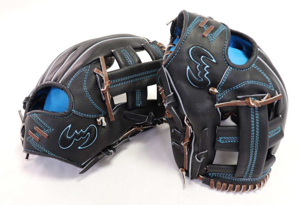 zeems59's tweet photo. 2021年限定グラブのご紹介！

CB型(内野手用中型)の軟式グラブです。

品　番:SV-523CBXN
本体カラー:ブラック
内裏革:サックス
レース:中白ブラウン
縫　糸:サックス
定　価:¥29700(税込)

近日発売予定です！

https://t.co/lAJ1Lgx6ai https://t.co/IrzjT94msR