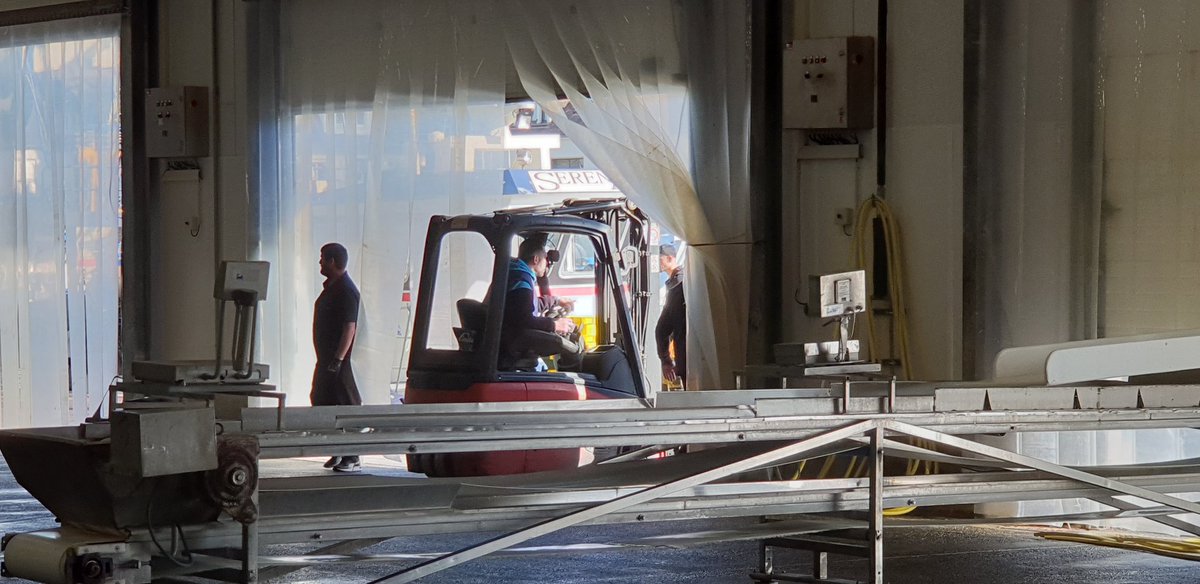Delphinetyr's tweet photo. EmploiMaritime 2021 #AvecPôleEmploi #Bayeux @CalvadosDep @CCICaen ⚓ Autour du port : la halle à marée, les activités et les métiers de la criée avec C. Van Roye DG @Copeport ! https://t.co/AMILasWvMN