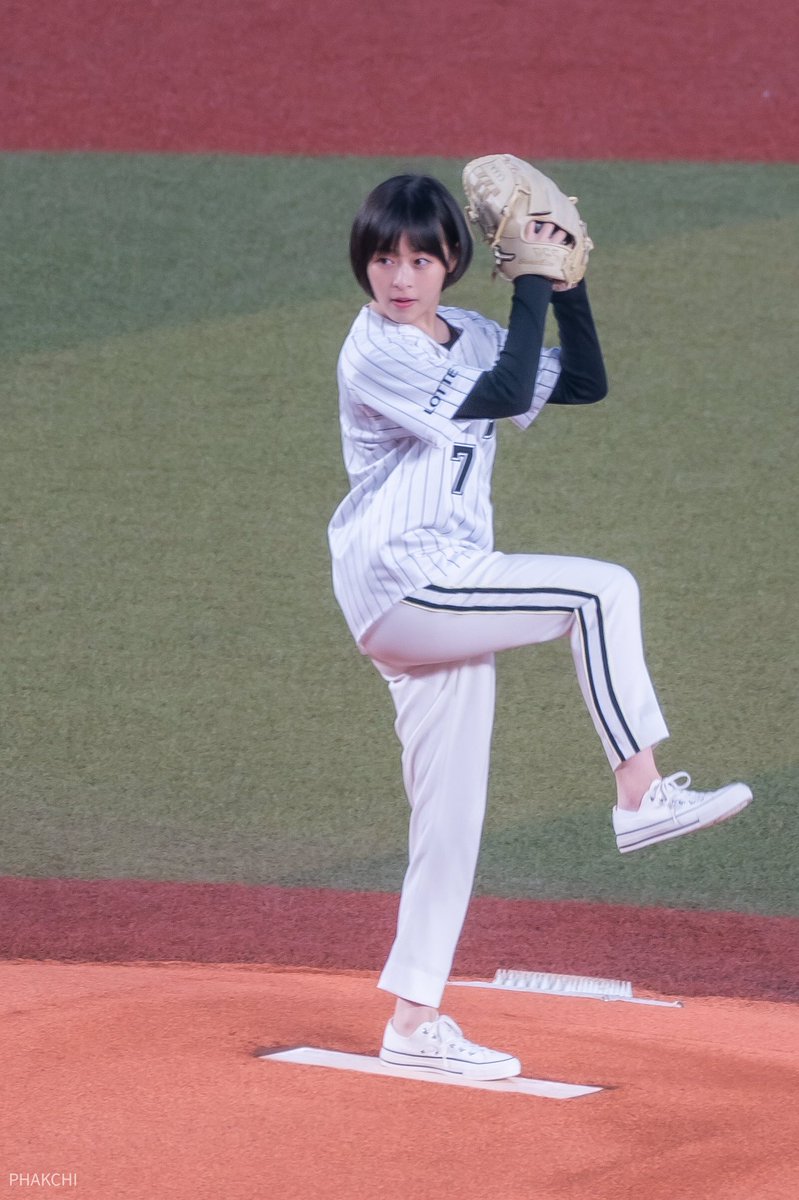 phakchi_i's tweet photo. 森七菜ちゃんの千葉ロッテマリーンズのホーム開幕戦の始球式。可愛い過ぎた。#森七菜 https://t.co/9lit3ytPsf