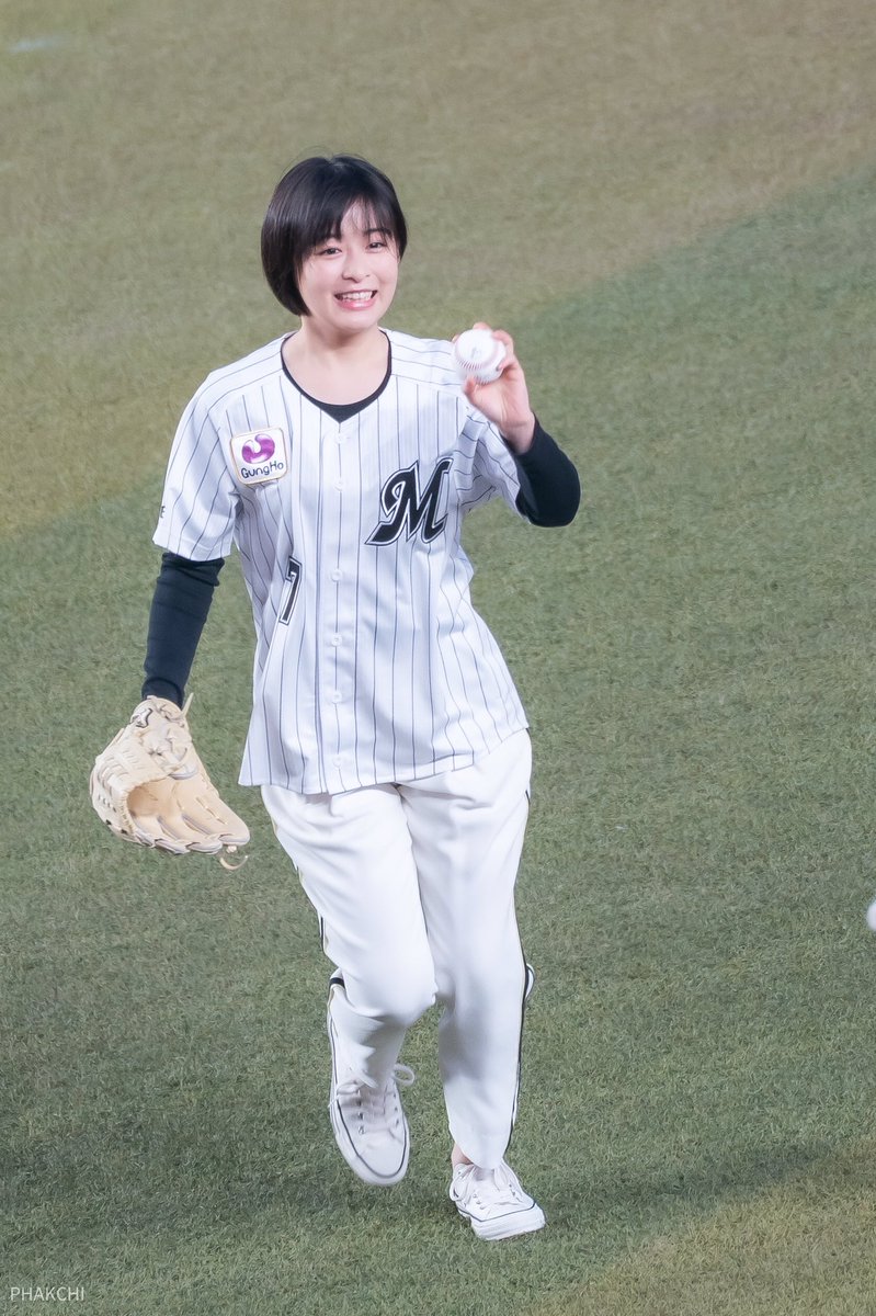 phakchi_i's tweet photo. 森七菜ちゃんの千葉ロッテマリーンズのホーム開幕戦の始球式。可愛い過ぎた。#森七菜 https://t.co/9lit3ytPsf
