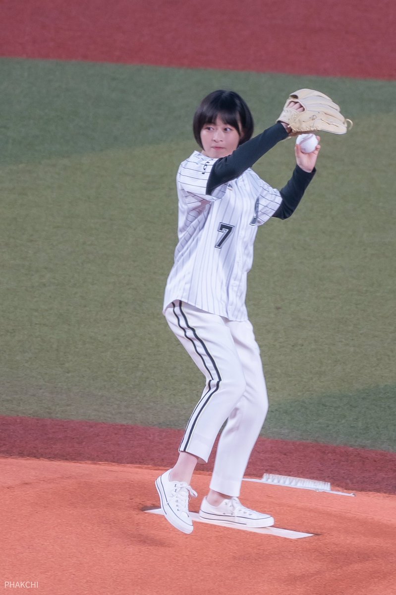 phakchi_i's tweet photo. 森七菜ちゃんの千葉ロッテマリーンズのホーム開幕戦の始球式。可愛い過ぎた。#森七菜 https://t.co/9lit3ytPsf