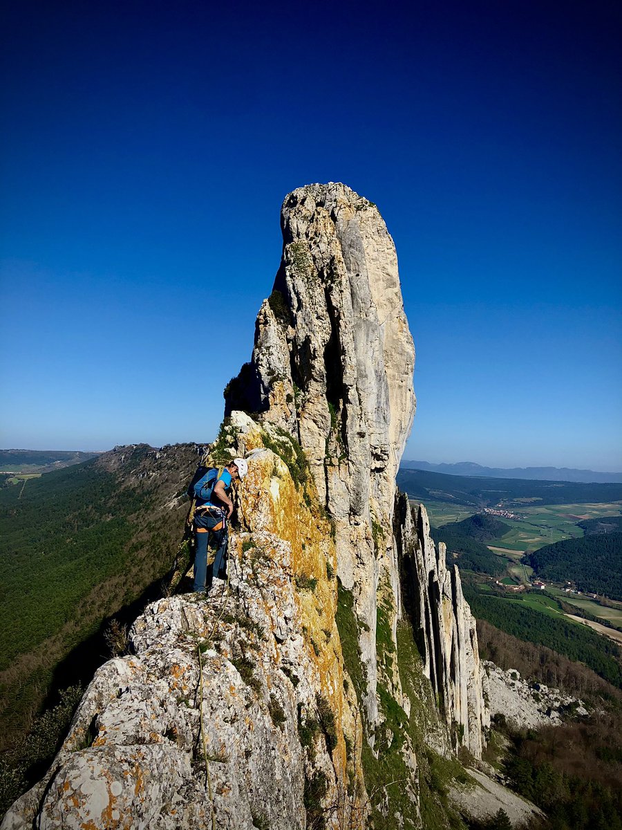 loramen's tweet photo. Beti eduki nahi izan det mendi gidari bat bizitzan. Ez nuen uste lagun on batek beteko zidanik ilusio hori 🏔🥰
Siempre he querido un guia de montaña en mi vida. No esperaba que un buen amigo cumpliera esa ilusión 🏔🥰
#karria #araba #climbing #escalada #climbingphotography https://t.co/E186QvUJa3