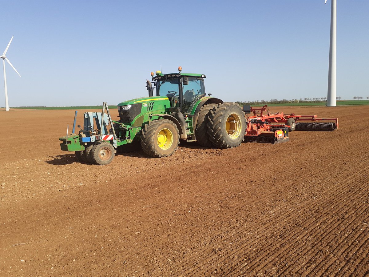 ArnouxGuy's tweet photo. Préparation pour les cultures de printemps avec se beau soleil @FrancoisArnoux @JollyUlysse @CAVAC_ @beApi_Coop @agpm_mais https://t.co/fGd72Avpxc