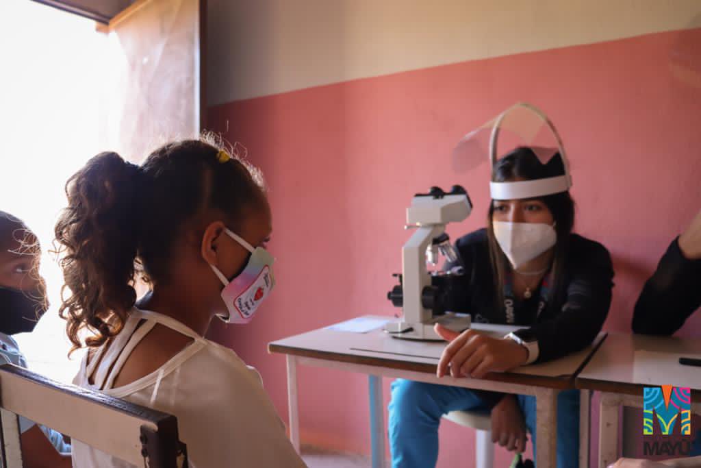 ProyectoMAYU's tweet photo. En Tinaquillo nos acompañó nuestra querida @EstefyRequena en la consulta de bioanálisis, guiándonos en la realización de exámenes complementarios para así llegar a un diagnóstico e indicar tratamiento oportuno a 38 pacientes de la comunidad. 
¡Gracias por ser y hacer Mayū! https://t.co/m4UDQakptF