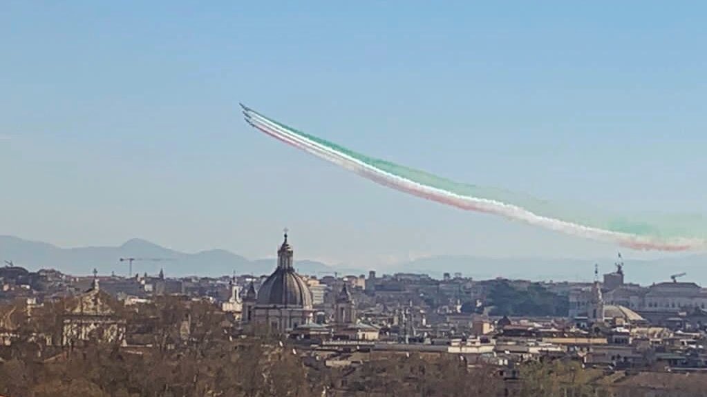 bambinogesu's tweet photo. Auguri a @ItalianAirForce per i suoi 98 anni! Grazie per questo abbraccio delle @FrecceTricolori.
#30marzo #98AM #AeronauticaMilitare #latuasquadrachevola https://t.co/efsBkbh9XS