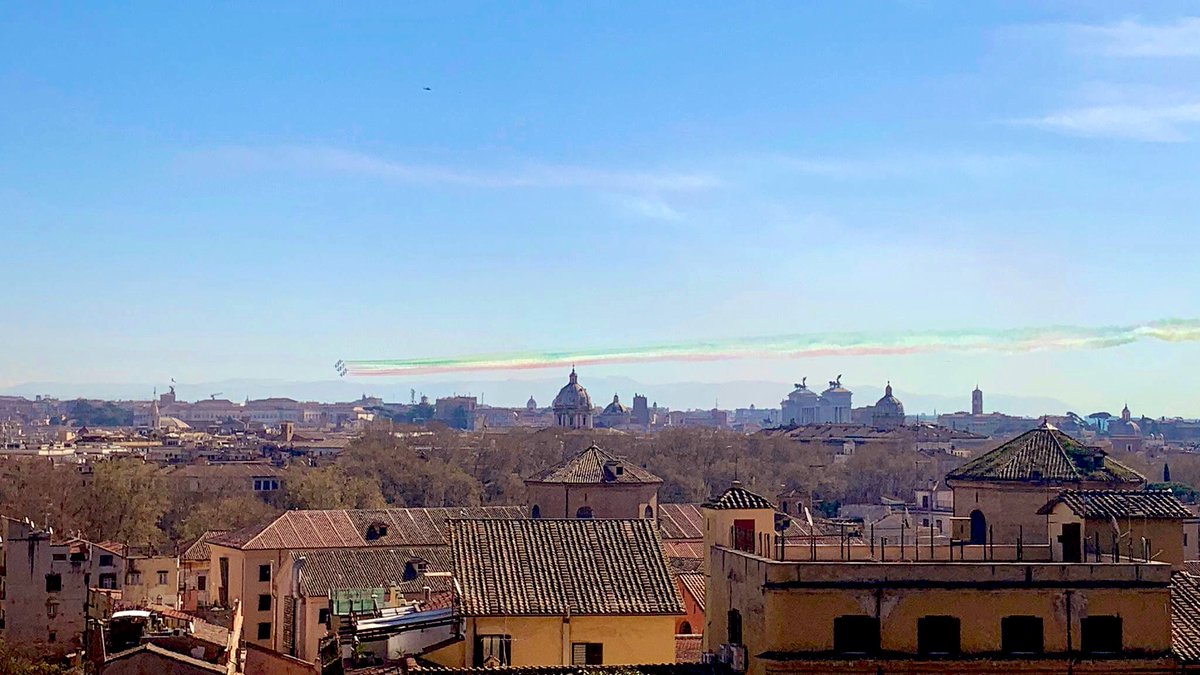 bambinogesu's tweet photo. Auguri a @ItalianAirForce per i suoi 98 anni! Grazie per questo abbraccio delle @FrecceTricolori.
#30marzo #98AM #AeronauticaMilitare #latuasquadrachevola https://t.co/efsBkbh9XS