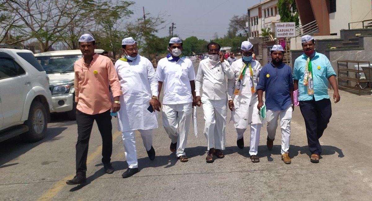 Akg02446027's tweet photo. पंढरपूर मंगळवेढा पोटनिवडणुकीत वंचीत बहुजन आघाडीच्या वतीने बीरप्पा मोटे सर यांचा उमेदवारी अर्ज दाखल👬👫🤝🏻💪🏻✌🏻
उमेदवारी अर्ज दाखल कर्त्यावेळी सोलापूर जिल्हाध्यक्ष नाना कदम, माढा विभागाचे अध्यक्ष राहुल चव्हाण, सोलापूर जिल्हा महासचिव जावेद भाई पटेल, मंगळवेढा ता.अध्यक्ष वैभव भंडारे https://t.co/AKfiwmW6l1