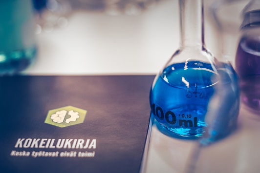 Noin puolet ajastamme mieli vaeltaa sinne tänne. Tietoisuustaitoharjoituksien yhtenä myönteisenä sivuvaikutuksena on keskittymisen vahvistuminen. 

sps.columbia.edu/news/how-medit…

Toki on muitakin keinoja keskittymisen parantamiseen:
uef.fi/fi/jatkuva-opp…

<a href="/UEFsmartforgood/">UEF | Jatkuva oppiminen</a> #työelämä