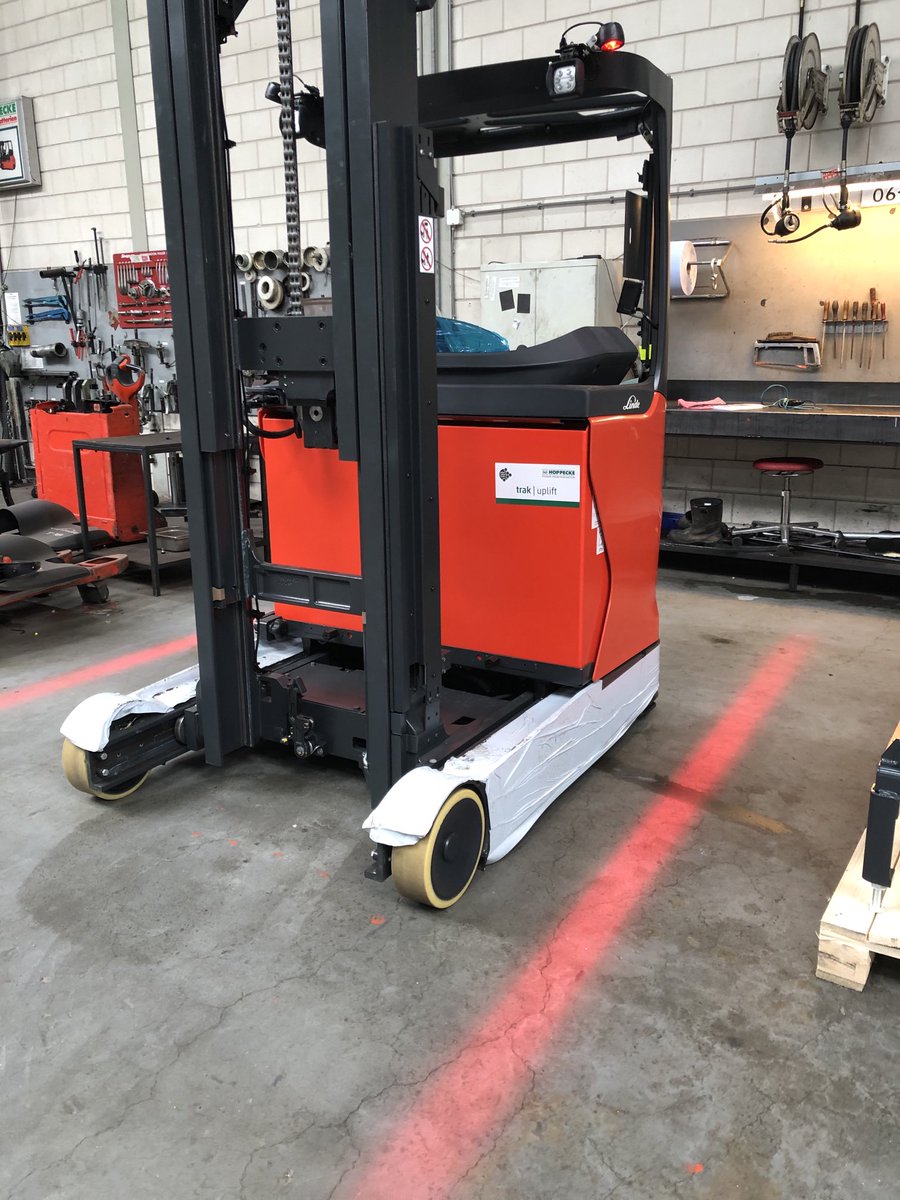DijkHeftrucks's tweet photo. Veiligheid rondom de #Linde reachtruck. Rode waarschuwing belichting voor personen of ander rijdende voertuigen op de werkvloer. https://t.co/S9KPV7jEgU
