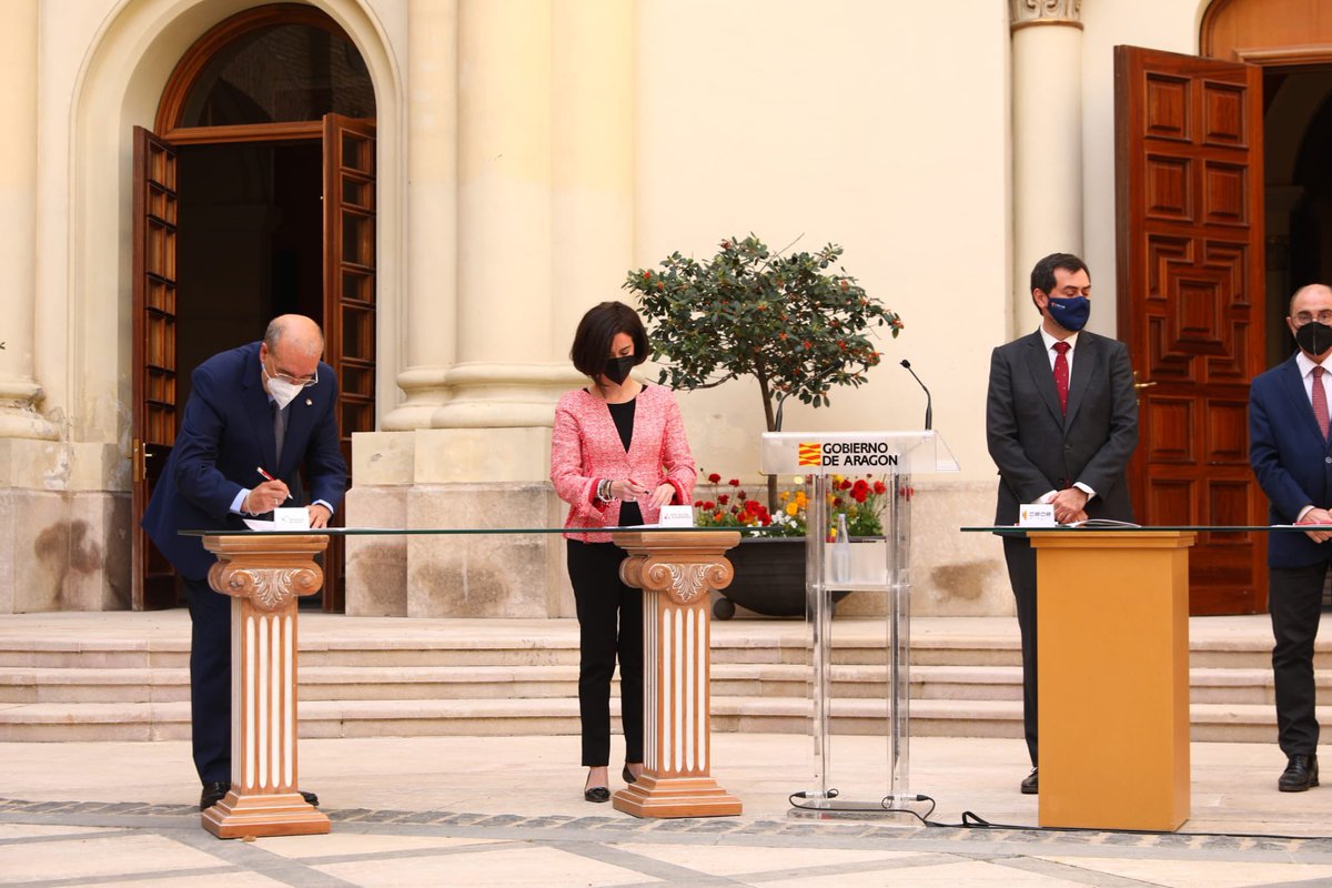 GobAragon's tweet photo. El tercer plan de ayudas destinado al sector de la #hostelería de #Aragón tendrá una cuantía de 50 millones euros. Los sectores implicados han firmado hoy el acuerdo. @JLambanM @CEOEAragon @DPZaragoza @DPHuesca @DPTeruel @FamcpAragon  @hosteleriaragon https://t.co/IgC1IQ2Zzq