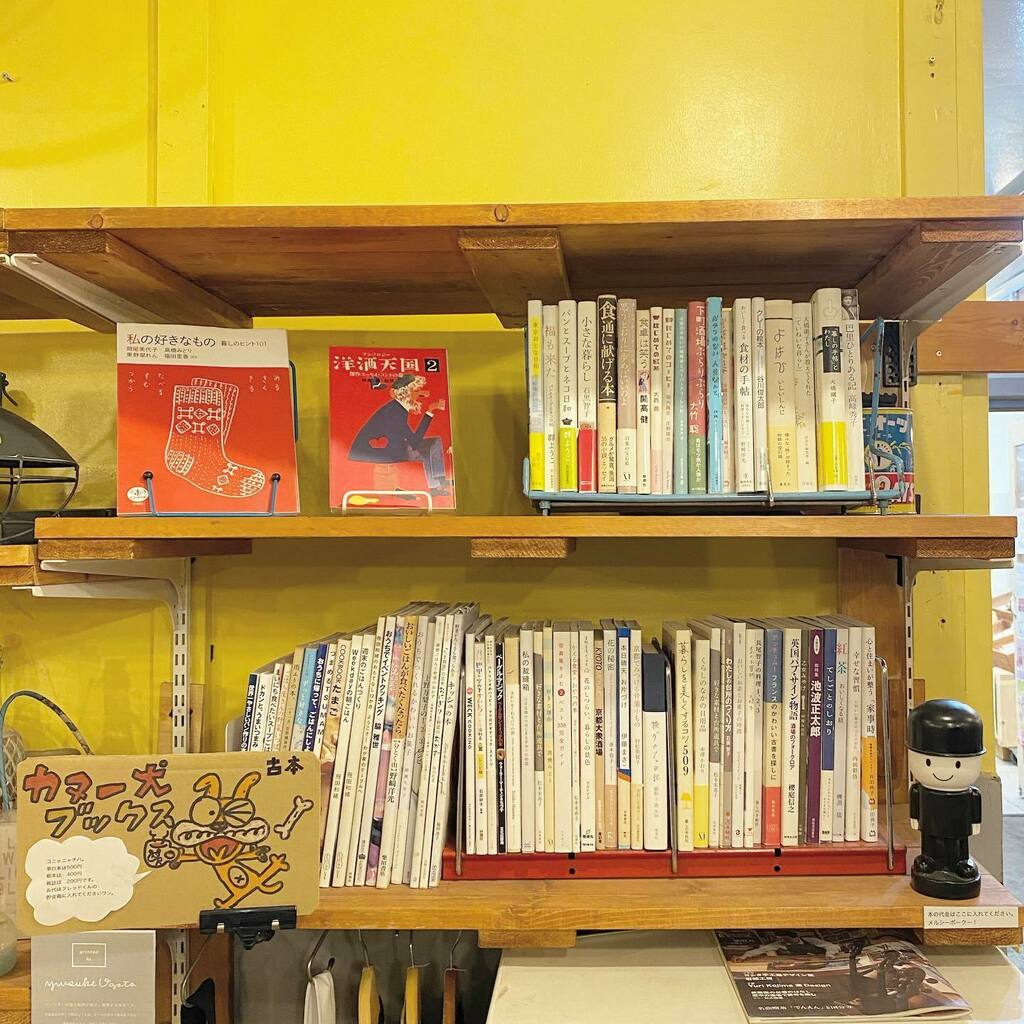 Canoe_Ken's tweet photo. 業務終了後、丸田ストアーのお肉屋さんにコロッケを買いに行くついでに少しだけ本を追加しました。週末半分くらい入れ替えができるといいかな？と思ってますー！よろしくお願いします！
#marutastore #丸田ストアー https://t.co/arNbMxshtl