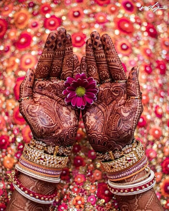 Photo of Bridal pose with mehendi jewellery ideas