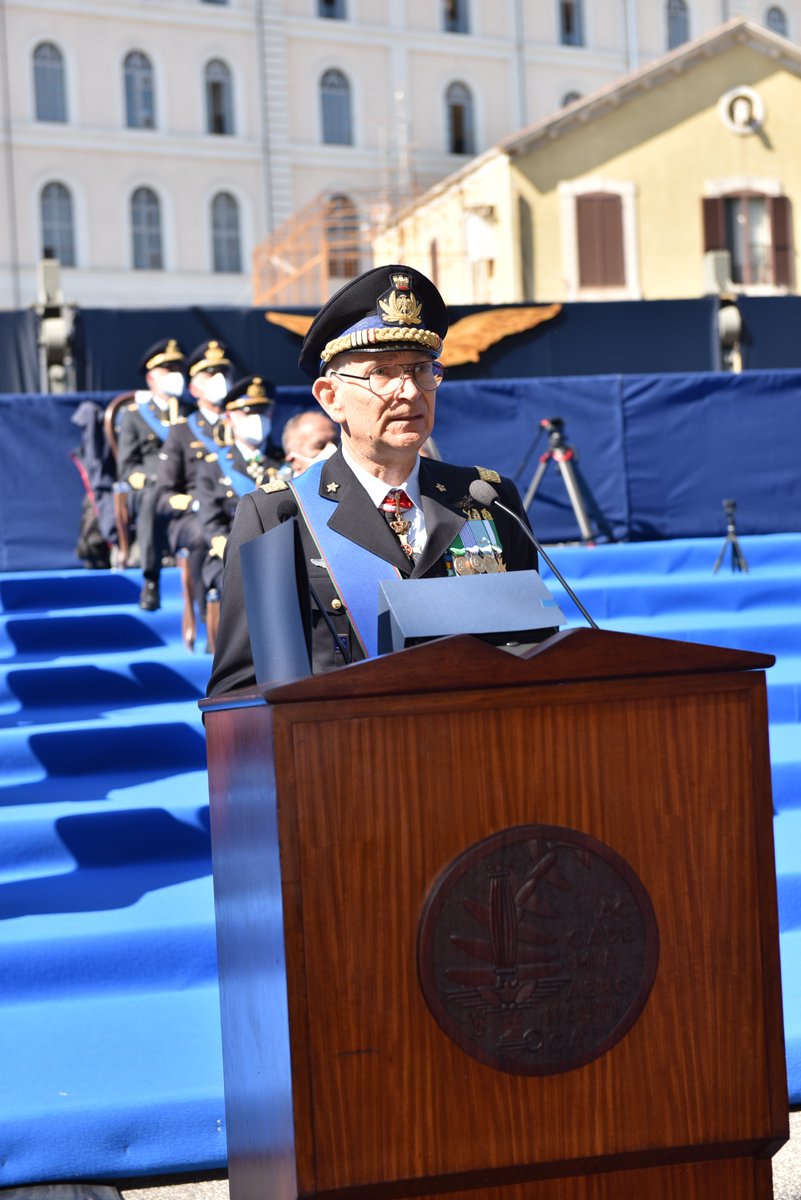 ItalianAirForce's tweet photo. Le parole del #CapoSMA, Gen. S.A. Rosso, per il personale: "Dobbiamo, dovete essere sempre preparati al meglio, eticamente, professionalmente e tecnicamente per saper affrontare le sfide più inaspettate e complesse con fiducia e determinazione, solidi nei nostri principi"
#98AM https://t.co/j6nej2dXqf
