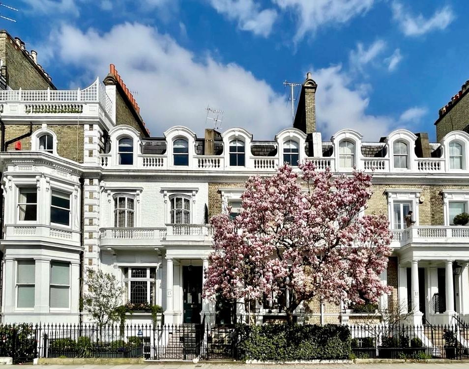 roseandptnrs's tweet photo. London is blooming lovely in spring time. Out and about on my rounds, I spotted this gorgeous house in Selwood Terrace SW7 looking picture postcard perfect with the cherry blossom.
#sw7 #londoninspring #spring #prettylittlelondon #primecentrallondon #cherryblossom https://t.co/DcaZc2KrH7
