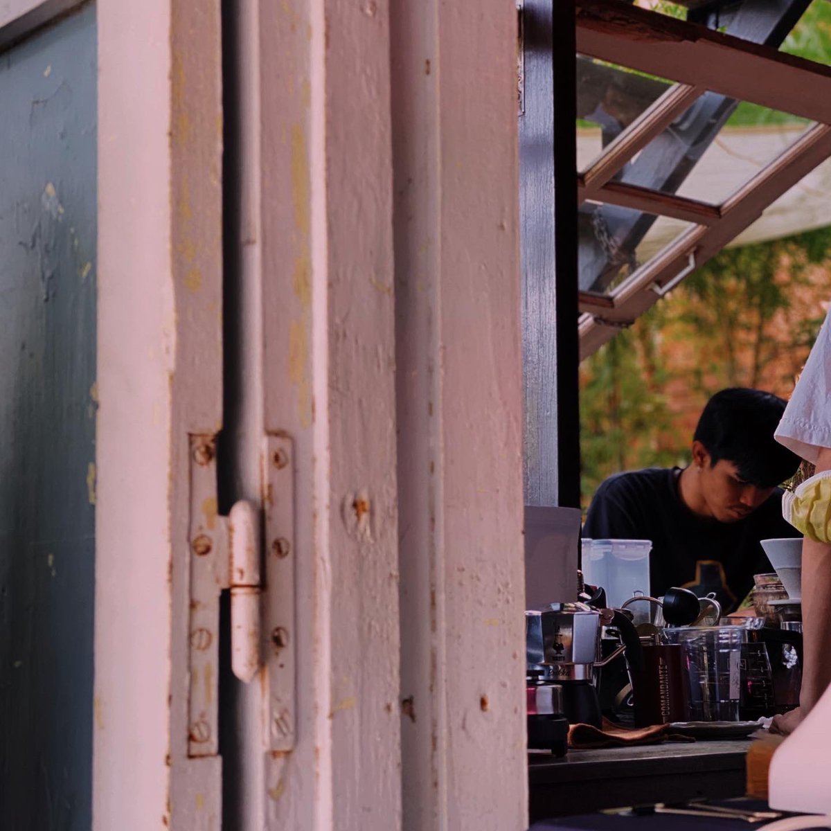SSanthiti's tweet photo. ᴍᴀᴇᴇᴀᴡ.sʟᴏᴡʙᴀʀ

แม่แอ๋ว สโลบาร์
———————-
ชื่อร้านอย่างเฟี้ยววววววว
ร้านอยู่ตรงร้านเอิ้นเลยนะ ในซอยติดแม่น้ำมูลลลล

ลอง sᴜʙᴍᴀʀɪɴᴇ ไป 🫒
จะเป็นไซรัปบ๊วยโซดาา ดื่มแล้วคลายร้อนได้ทีเดียวเชียว

ไปนั่งชิวได้นะฮ๊าฟฟฟฟ 
ร้านเปิด 10.00 - 16.00 น.เน้อ

#รีวิวอีสาน #รีวิวอุบล https://t.co/o0STmcGKzi