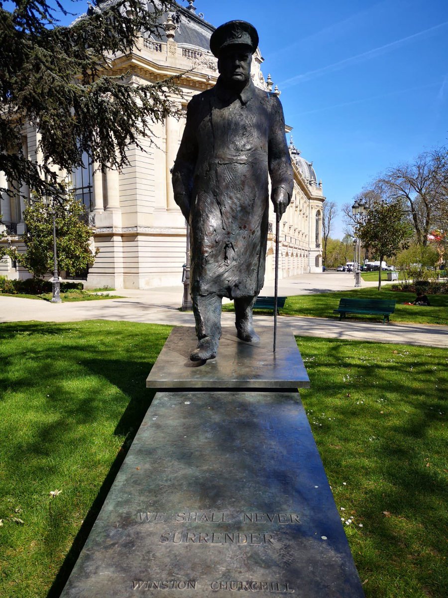 SurLaRueOudinot's tweet photo. @Guiguiii94 @Mairie08Paris @palaisdecouvert Et en continuant la promenade, la statue à la mémoire des #Popovs (souvent oubliés) morts pour la #France de 1916 à 1918, le Tigre #Clémenceau et la plaque honorant #Churchill.
#DerDesDer 🇫🇷
@Mairie08Paris https://t.co/ylNeOWec12