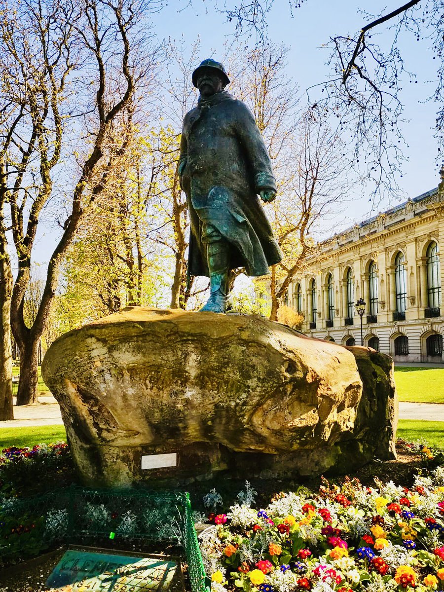 SurLaRueOudinot's tweet photo. @Guiguiii94 @Mairie08Paris @palaisdecouvert Et en continuant la promenade, la statue à la mémoire des #Popovs (souvent oubliés) morts pour la #France de 1916 à 1918, le Tigre #Clémenceau et la plaque honorant #Churchill.
#DerDesDer 🇫🇷
@Mairie08Paris https://t.co/ylNeOWec12