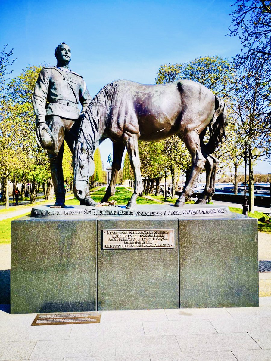 SurLaRueOudinot's tweet photo. @Guiguiii94 @Mairie08Paris @palaisdecouvert Et en continuant la promenade, la statue à la mémoire des #Popovs (souvent oubliés) morts pour la #France de 1916 à 1918, le Tigre #Clémenceau et la plaque honorant #Churchill.
#DerDesDer 🇫🇷
@Mairie08Paris https://t.co/ylNeOWec12