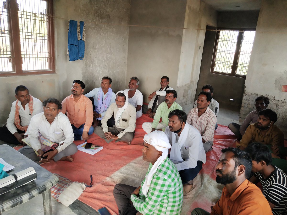 AKAmbedkar4's tweet photo. #BAHUJAN_MUKTI_PARTY
@AKAmbedkar4 
न्यायपंचायत प्रभारियों के से बैठक सम्पन्न हुई।इस मौके पर मैं बताया कि ब्राह्मणवाद एक विचारधारा है जिसका निर्माता ब्राह्मण है।इसकी बुनियाद वर्णव्यवस्था है।जिसकी खात्मा व���्तमान में फूले-शाहू-अम्बेडकरी विचारधारा से ही संभव है। https://t.co/MuGOmh221e
