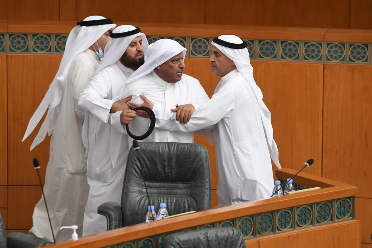 Almajlliss's tweet photo. عاجل / صور من التشابك بالايدي بين سلمان الحليلة وصالح الشلاحي في قاعة مجلس الأمة. https://t.co/T5dgGXwfEN