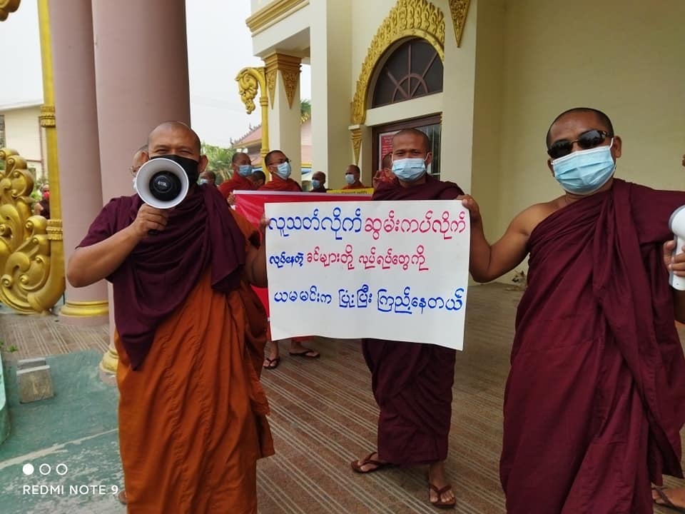IrrawaddyNews's tweet photo. Buddhist monks showed solidarity with the people resisting the military dictatorship in #Mandalay  on Mar. 30. (Photo: CJ) 
#WhatsHappeningInMyanmar https://t.co/ZFw5w0oEpi