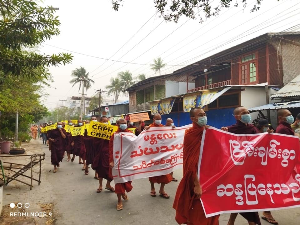 IrrawaddyNews's tweet photo. Buddhist monks showed solidarity with the people resisting the military dictatorship in #Mandalay  on Mar. 30. (Photo: CJ) 
#WhatsHappeningInMyanmar https://t.co/ZFw5w0oEpi