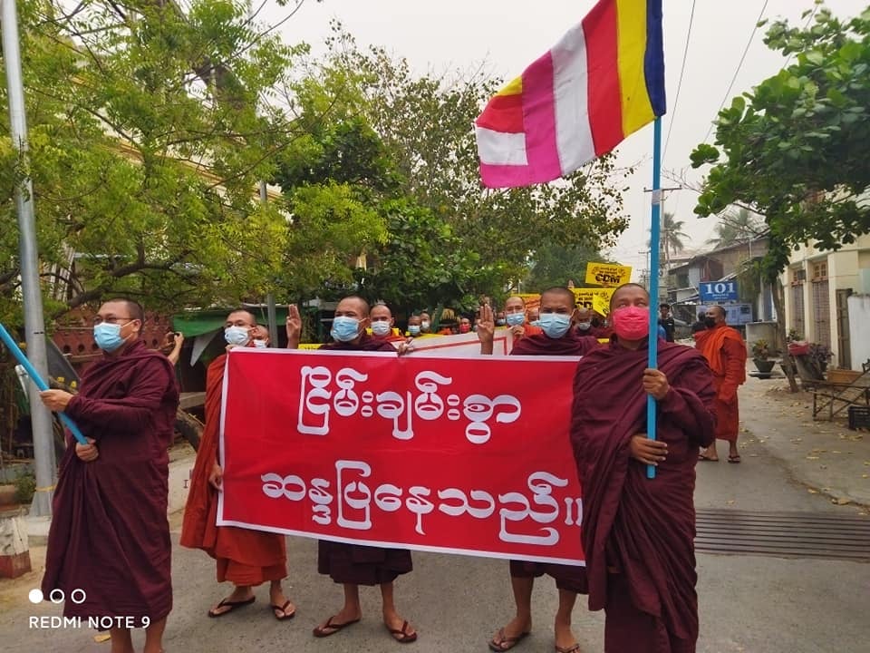 Buddhist monks showed solidarity with the people resisting the military dictatorship in #Mandalay  on Mar. 30. (Photo: CJ) 
#WhatsHappeningInMyanmar