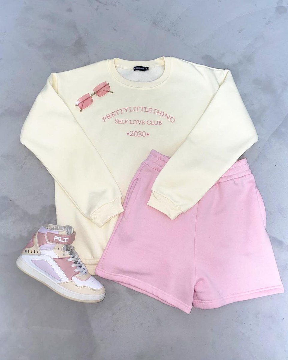 PrettyLittleThing tweet media