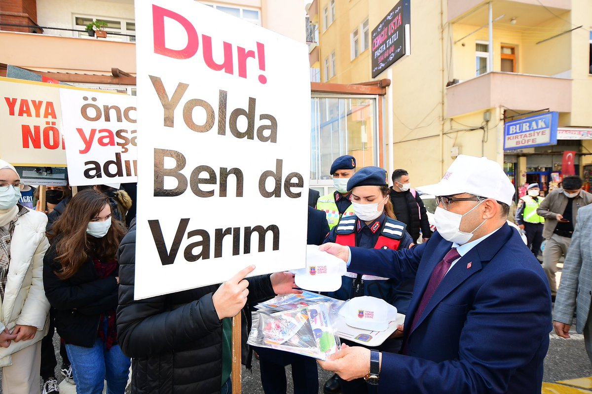 TrabzonValilik's tweet photo. Ülke genelinde 'Yaya Önceliği Kırmızı Çizgimizdir' mottosuyla eş zamanlı başlatılan uygulamada Valimiz İsmail Ustaoğlu, Pelitli’deki yaya geçidindeki beyaz şeritlerin ortasındaki çizgiyi kırmızıya boyadı, çocuklara şapka ve kırmızı düdük dağıttı.
#YayalarKırmızıCizgimiz https://t.co/DQIZwnTA4Y