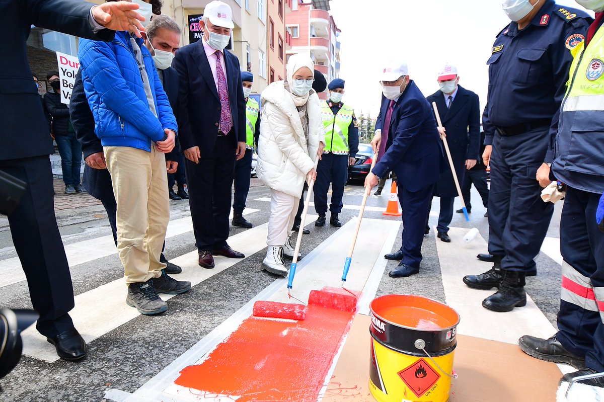 TrabzonValilik's tweet photo. Ülke genelinde 'Yaya Önceliği Kırmızı Çizgimizdir' mottosuyla eş zamanlı başlatılan uygulamada Valimiz İsmail Ustaoğlu, Pelitli’deki yaya geçidindeki beyaz şeritlerin ortasındaki çizgiyi kırmızıya boyadı, çocuklara şapka ve kırmızı düdük dağıttı.
#YayalarKırmızıCizgimiz https://t.co/DQIZwnTA4Y