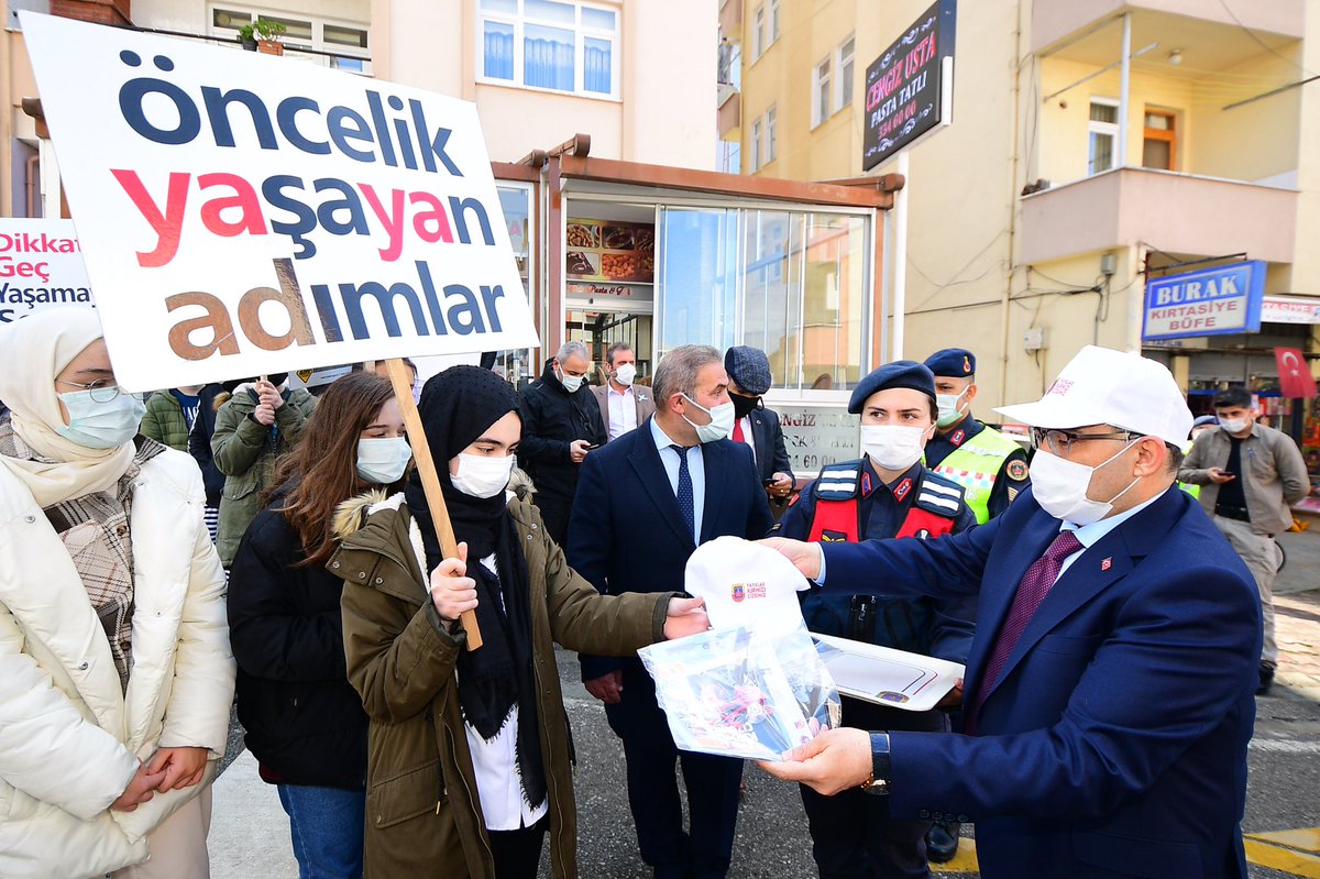 TrabzonValilik's tweet photo. Ülke genelinde 'Yaya Önceliği Kırmızı Çizgimizdir' mottosuyla eş zamanlı başlatılan uygulamada Valimiz İsmail Ustaoğlu, Pelitli’deki yaya geçidindeki beyaz şeritlerin ortasındaki çizgiyi kırmızıya boyadı, çocuklara şapka ve kırmızı düdük dağıttı.
#YayalarKırmızıCizgimiz https://t.co/DQIZwnTA4Y