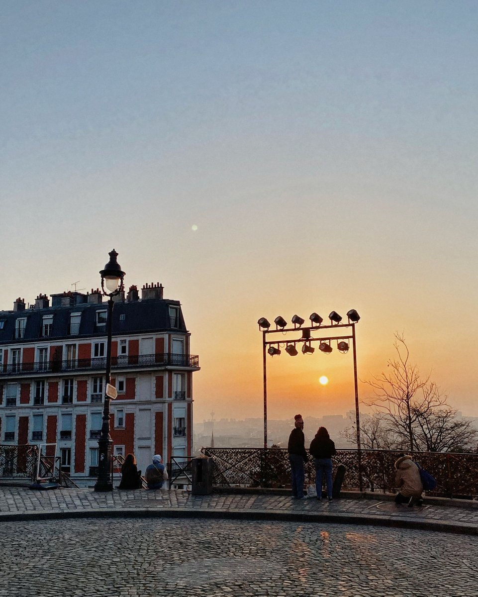 hipparisblog's tweet photo. It never gets old. Paris.

@pineapplefarming

#montmartreviews #sacreceour #Paris18 #18emeparis #hipparis #sunsetinparis #printempsaparis #primaveraaparigi #hipparis https://t.co/Iz1ampYWMl