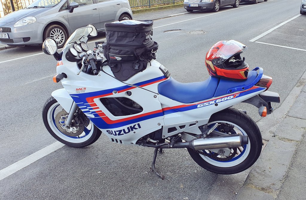 DiePfeifen's tweet photo. Abfahrt🌞!
Das Wetter genießen 😍🤙.
Euch allen auch einen sonnigen Tag und nicht so viel Ragen in Fifa 😁👀
#sun #suzuki #gsx600f https://t.co/enp3FI6GY6