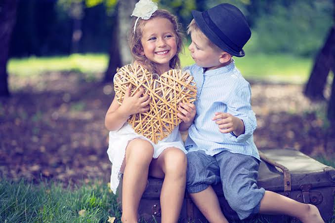 Девушка в сердце. Девушка в сердце. Мальчик и девочка любовь. Девушка в сердце. Девочка красивая девочка влюбленная.