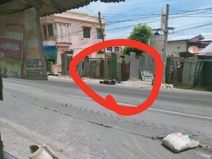 WyneShweYi's tweet photo. @Myanmar_Now_Eng Two people were shot by terrorist in Kawthaung,Shwe Zin Yaw ward today at 11:00 AM
The one was dead
#WhatsHappeningInMyanmar
#Mar30Coup https://t.co/LcK8USlctn