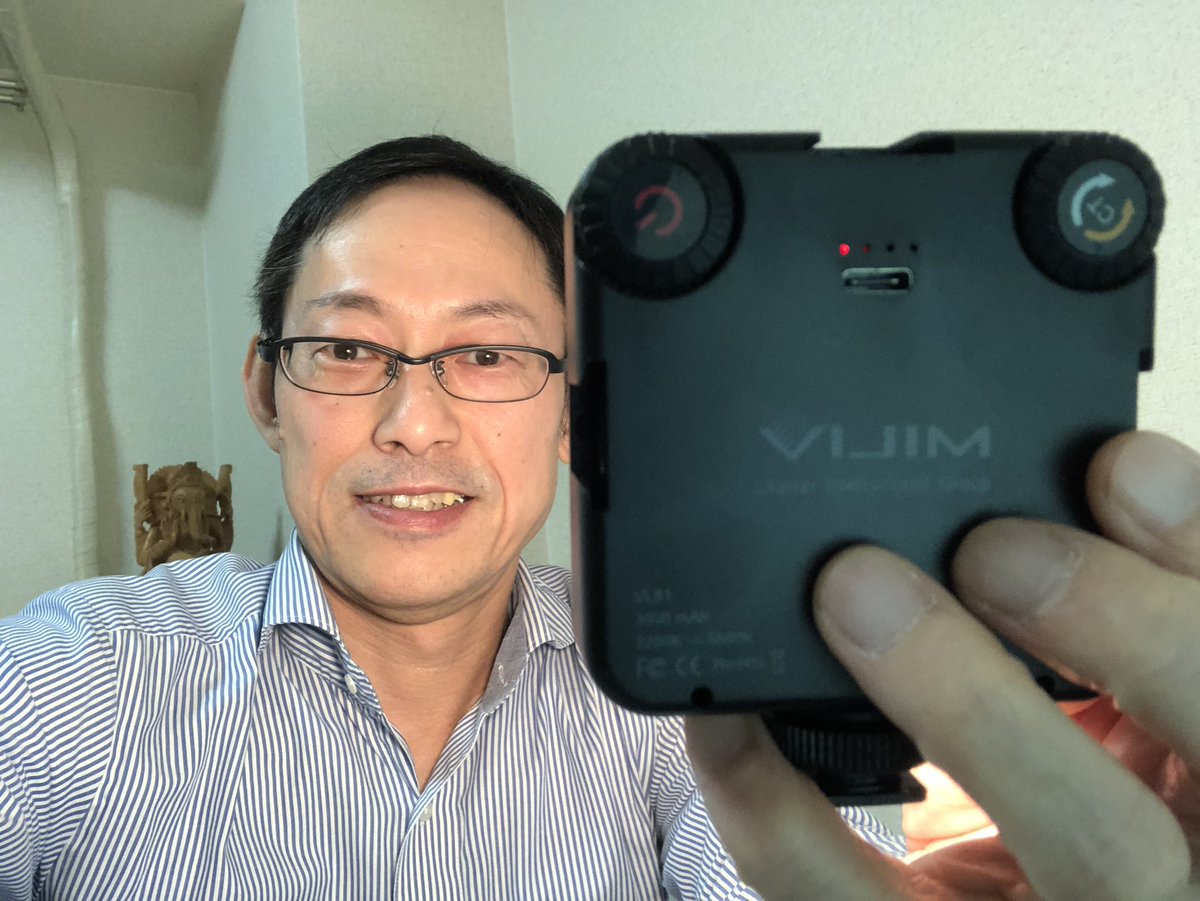 studiopasscom's tweet photo. 昼イチでのオンラインサロンのzoom相談が終わりました。
SNSでは長年お付き合いがありましたが顔を見て話すのは初めてで少し緊張したよね。^_^
昨日買った照明当てたんだけどメチャ眩しいな。#VL81 https://t.co/wpD5guuIoD