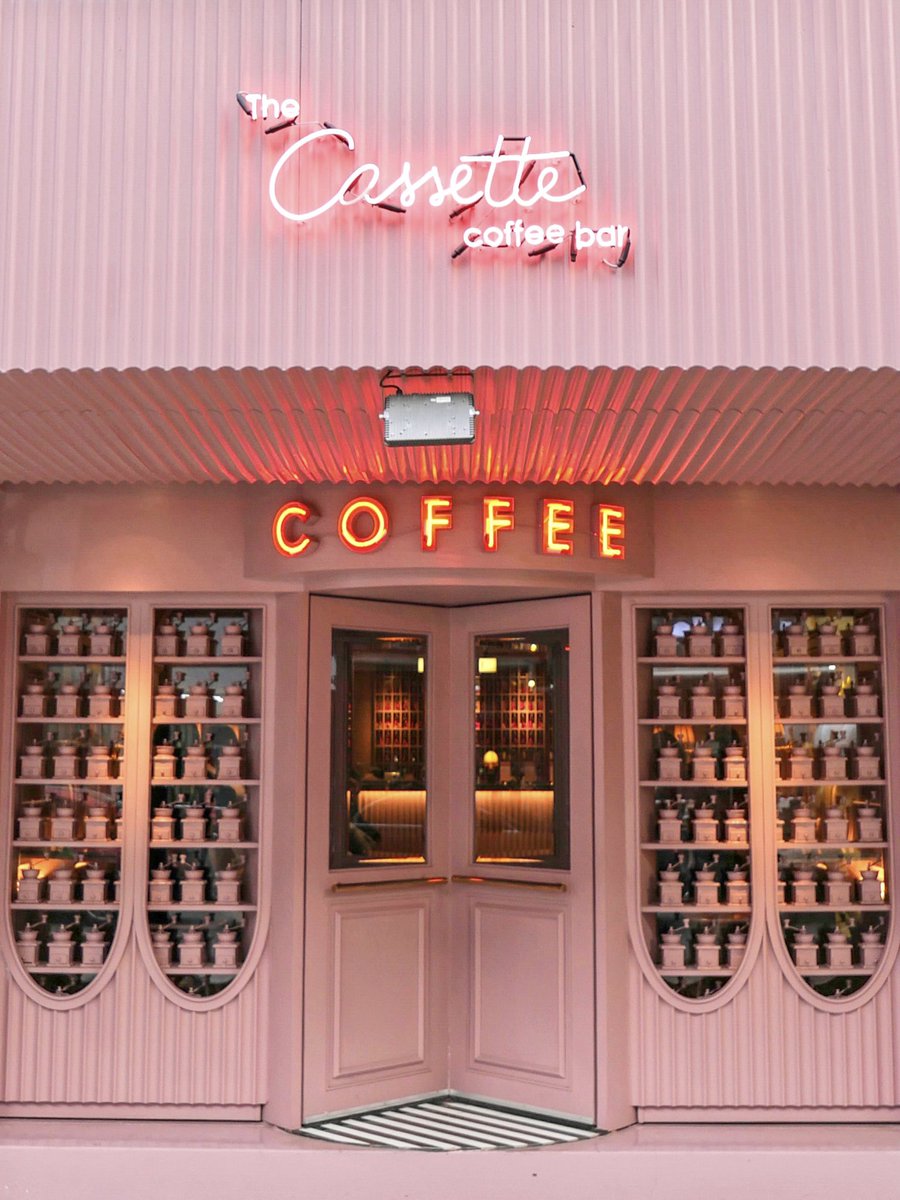 paiiteechob's tweet photo. The Cassette Coffee Bar 

จากที่คุ้นเคยกับ The Cassette Music Bar จนวันนี้มีคาเฟ่แล้ว แต่ก็ยังคงคอนเซ็ปต์ย้อนยุค เปิดเพลงเก่าๆ จิบกาแฟกันแบบเพลินๆ 

ส่วนการตกแต่งก็เน้นใช้สีชมพูทั้งด้านใน และด้านนอกร้าน ถ่ายรูปออกมาสวยมากๆ

@aroii @CAFETELLER https://t.co/dZ2JziY2NG