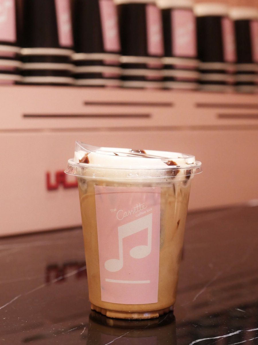 paiiteechob's tweet photo. The Cassette Coffee Bar 

จากที่คุ้นเคยกับ The Cassette Music Bar จนวันนี้มีคาเฟ่แล้ว แต่ก็ยังคงคอนเซ็ปต์ย้อนยุค เปิดเพลงเก่าๆ จิบกาแฟกันแบบเพลินๆ 

ส่วนการตกแต่งก็เน้นใช้สีชมพูทั้งด้านใน และด้านนอกร้าน ถ่ายรูปออกมาสวยมากๆ

@aroii @CAFETELLER https://t.co/dZ2JziY2NG