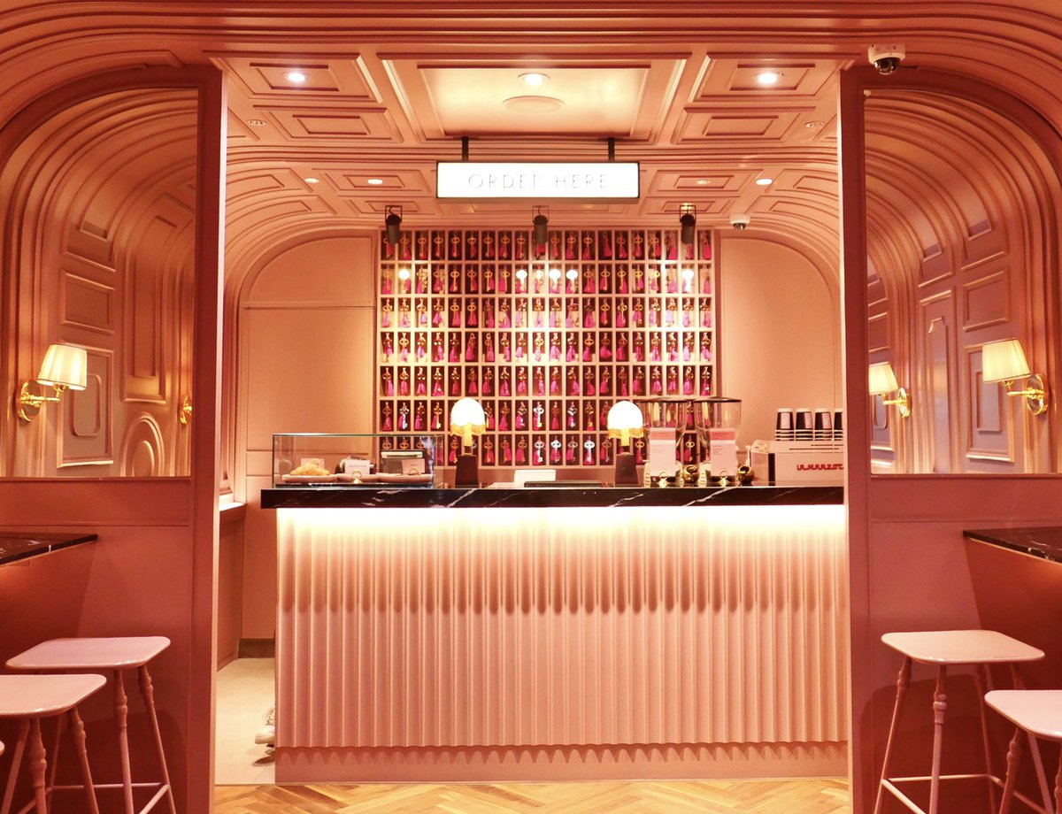 paiiteechob's tweet photo. The Cassette Coffee Bar 

จากที่คุ้นเคยกับ The Cassette Music Bar จนวันนี้มีคาเฟ่แล้ว แต่ก็ยังคงคอนเซ็ปต์ย้อนยุค เปิดเพลงเก่าๆ จิบกาแฟกันแบบเพลินๆ 

ส่วนการตกแต่งก็เน้นใช้สีชมพูทั้งด้านใน และด้านนอกร้าน ถ่ายรูปออกมาสวยมากๆ

@aroii @CAFETELLER https://t.co/dZ2JziY2NG