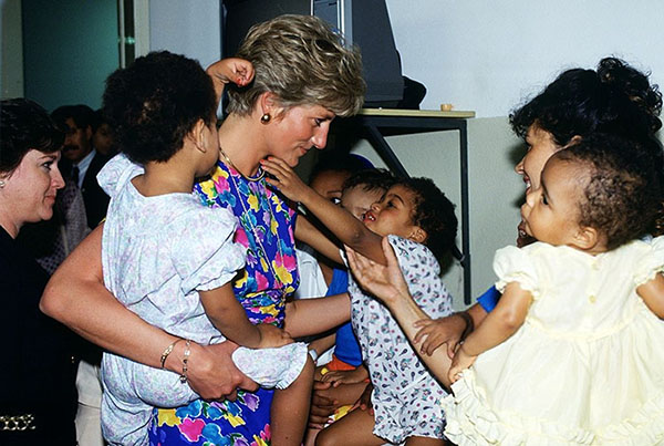 fuedicho's tweet photo. "Los abrazos pueden hacer mucho bien, especialmente a los niños".
Lady Di
#Fuedicho https://t.co/xlC59FhQE5