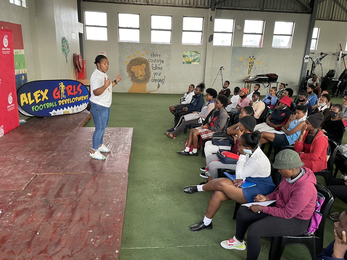 MAVU_SD's tweet photo. Inspiration. Leadership talk. #SimphiweDludlu #AlexGirlsFootballProgramme #GrowingGautengTogether #GrowingGirlsFootballTogether https://t.co/1qIaZDuRSd