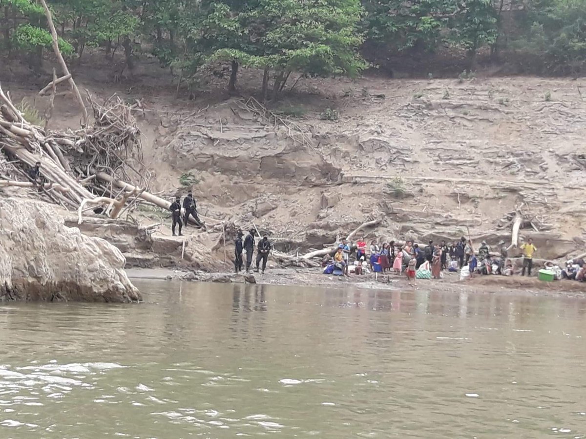 zoyaphan's tweet photo. Happening now: Karen refugees forced to go back to Burma by the Thai army. Forcibly sending people back into a conflict zone amounts to refoulement and is against international refugee law. We call on Thailand ⁦@MFAThai⁩ to stop this illegal act. 

#MilkTeaAlliance https://t.co/xxyO60kcSu