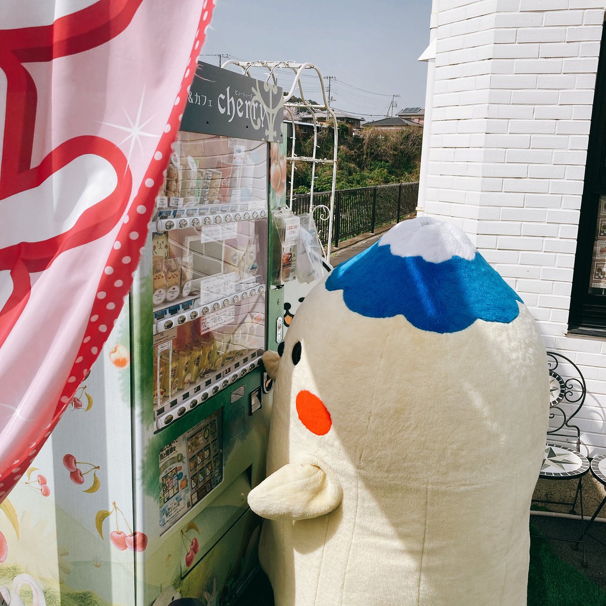 今、すそのんがクレープ買ってます❣️

#きゃわすぽっと
#裾野市
#クレープ自販機
#ビューティーチェリー
#隠れすそのん