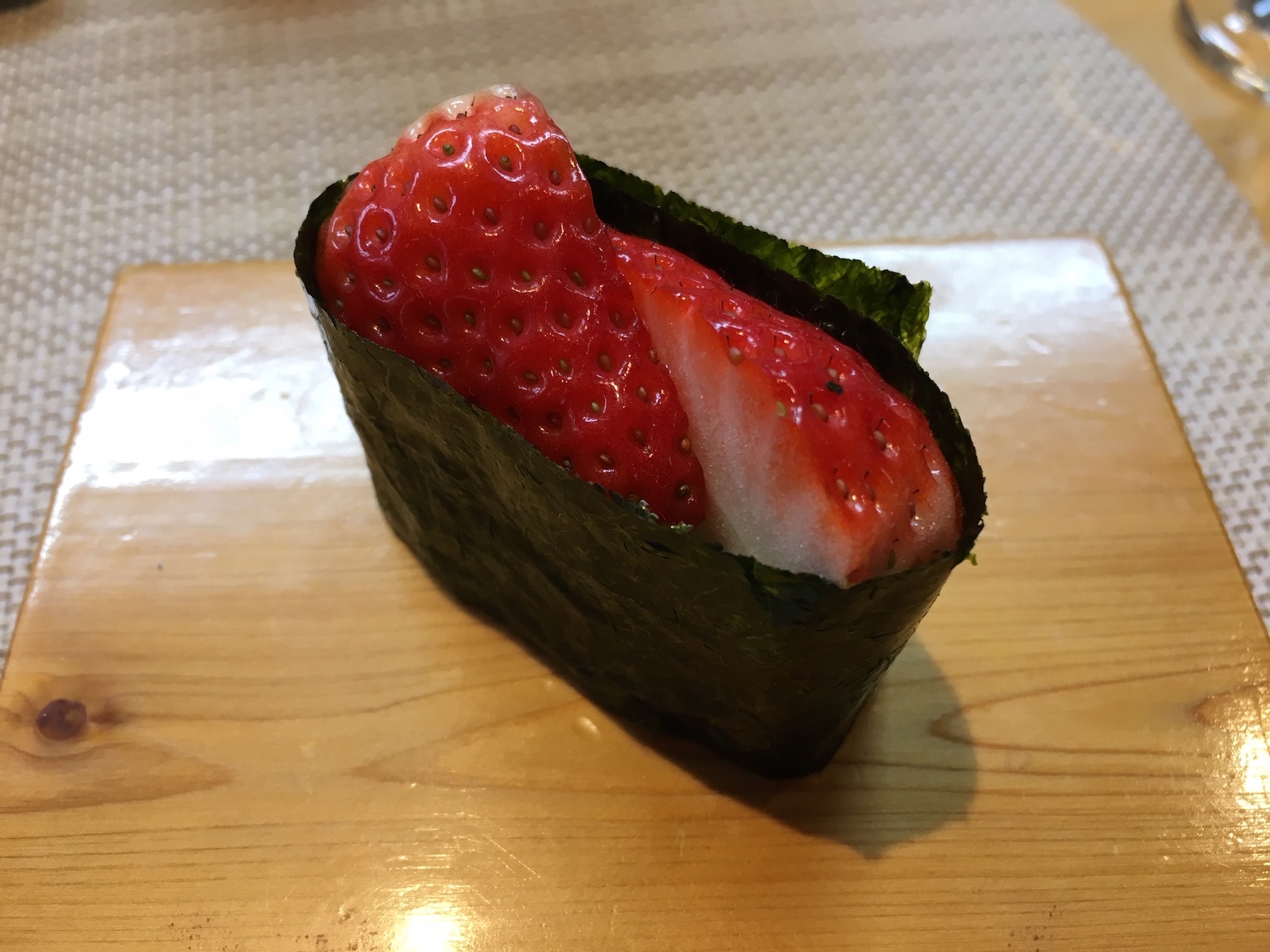 久住昌之 ニッポン箸休めさんぽ 佐賀編だるま寿司で食べた いちごの軍艦巻き マヨネーズがポイントというが その量はごく少なくて 全体のバランスが絶妙 とにかくおいしいから 口の中と脳みそが困る イチゴも海苔もシャリも全部佐賀産で どれ