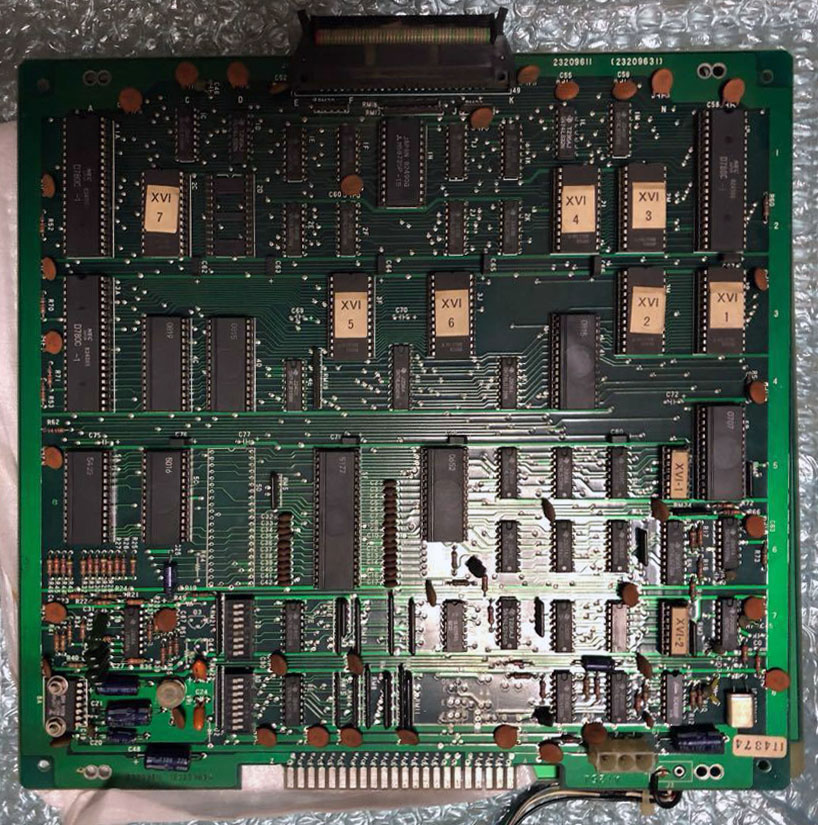 左が純正『ゼビウス』基板、右が『バトルス』又は『ゼビオス』基板です