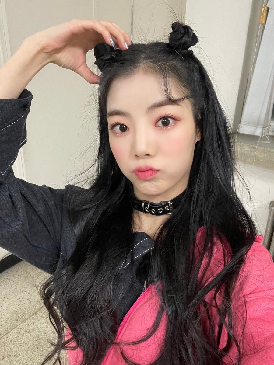 RBW_PURPLEKISS's tweet photo. [#고은] 머리에 미니 만두 두 개~~🥟 https://t.co/vlreWVZQX5